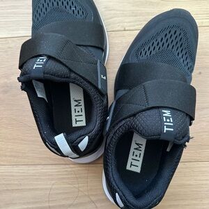 TI:EM Women's Black Athletic Shoes